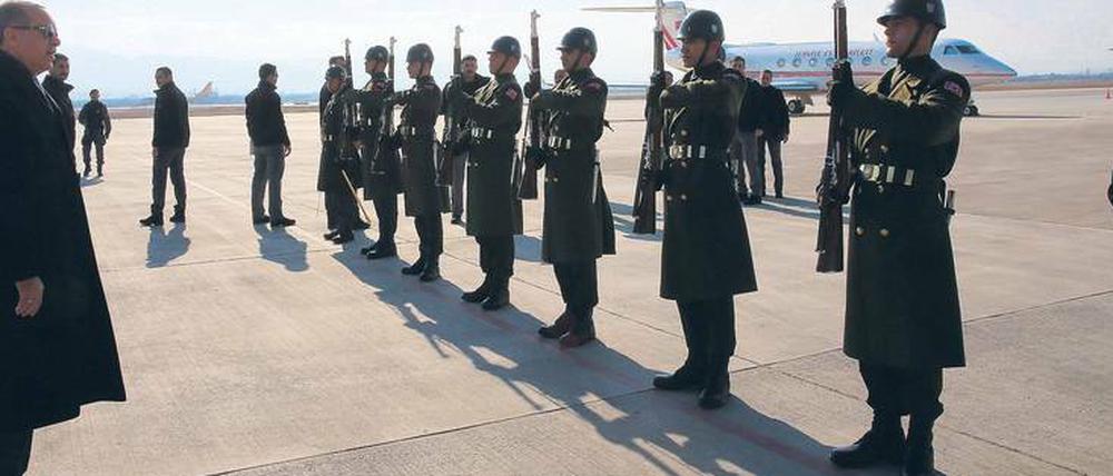 Riskante Manöver. Die militärischen Anliegen des türkischen Präsidenten Erdogan (links) widersprechen sich teilweise gegenseitig.