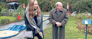 Gregor Gysi beim Mini-Golf mit Tochter Anna 