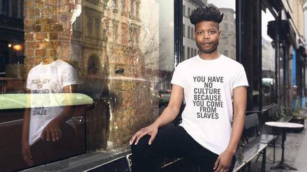 Hingucker. „Du hast keine Kultur, weil du von Sklaven abstammst“, steht auf einem der T-Shirts von Isaiah Lopaz. Er gibt auch Anti-Rassismus-Workshops – getrennt für hell- und dunkelhäutige Berliner. 