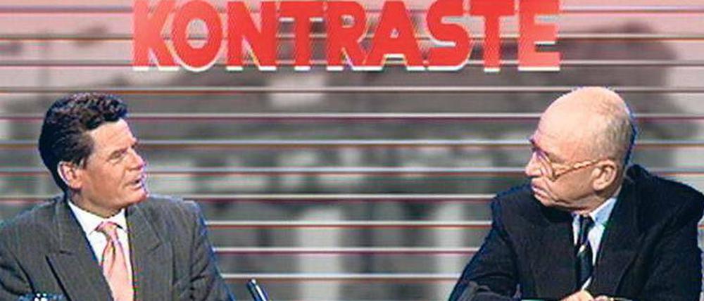 Der spätere Bundespräsident Joachim Gauck (links) diskutiert mit „Kontraste“-Moderator Jürgen Engert. 