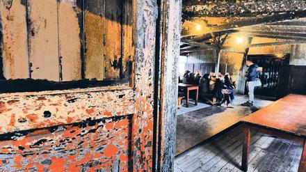 Schüler in der Gedenkstätte Sachsenhausen in der Baracke 38, auf die Neonazis 1992 einen Brandanschlag verübt hatten. 