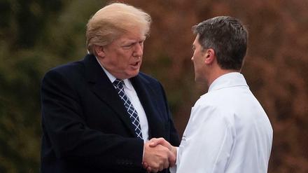 Alles fit: US-Präsident Donald Trump und Arzt Ronny Jackson