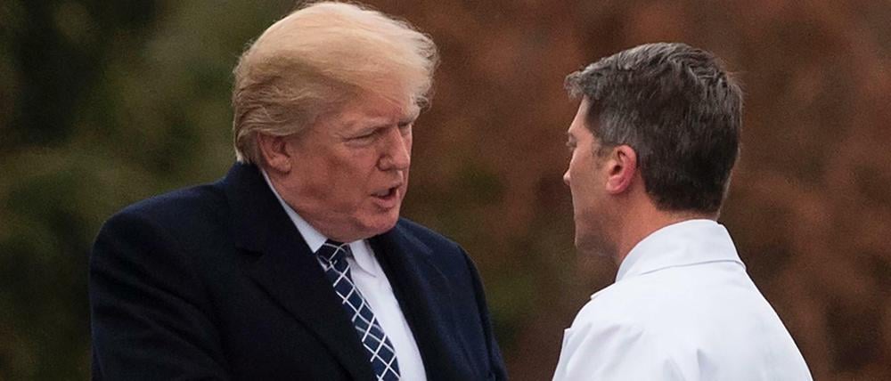 Alles fit: US-Präsident Donald Trump und Arzt Ronny Jackson