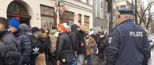 Ordnung muss sein. In Kreuzberg hielt die Polizei die Turnschuh-Schlange im Zaum.