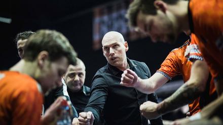 Trainer Luke Reynolds (BR Volleys) beim Spiel der Volleyball Bundesliga zwischen den Berlin Recycling Volleys und SWD Powervolleys Düren. 