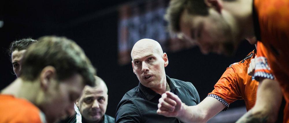 Trainer Luke Reynolds (BR Volleys) beim Spiel der Volleyball Bundesliga zwischen den Berlin Recycling Volleys und SWD Powervolleys Düren.