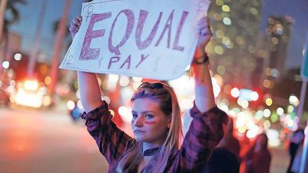 Stete Kampagne. Der „Equal Pay Day“ steht für den Tag, bis zu dem Frauen umsonst arbeiten, während Männer schon ab dem 1. Januar für ihre Arbeit bezahlt werden.