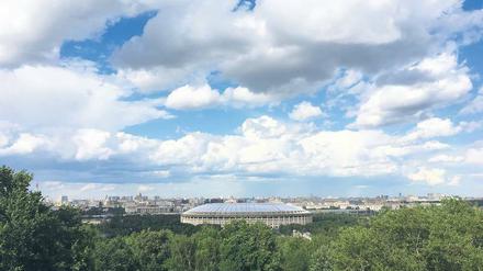 Blick aufs Fußballstadion in Moskau vom Gorki-Park aus.