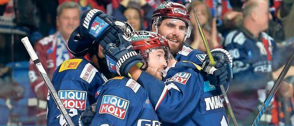 Einig gegen Rassismus. Das gehört zu den Grundsätzen der Eisbären Berlin, wie ihr Sprecher sagt. Hier feiern die Spieler Thomas Oppenheimer, Mark Olver, Constantin Braun und Jamie MacQueen gemeinsam ein Tor. 