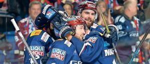 Einig gegen Rassismus. Das gehört zu den Grundsätzen der Eisbären Berlin, wie ihr Sprecher sagt. Hier feiern die Spieler Thomas Oppenheimer, Mark Olver, Constantin Braun und Jamie MacQueen gemeinsam ein Tor. 