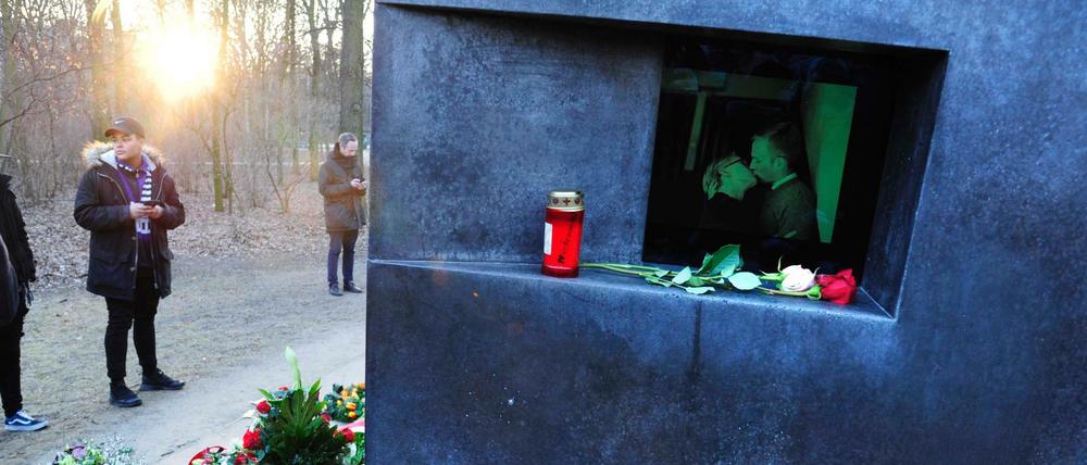 Holocaust-Gedenken am Mahnmal für die homosexuellen Opfer des Nationalsozialismus in Berlin-Mitte.