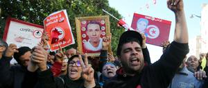 Sieben Jahre nach dem Sturz von Machthaber Ben Ali demonstrierten Hunderte Menschen auf den Straßen von Tunis.