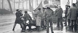 Eines der wenigen Bilder von der nicht genehmigten Demonstration 1988 in Ost-Berlin. Links wird ein westdeutsches Kamerateam abgedrängt. 