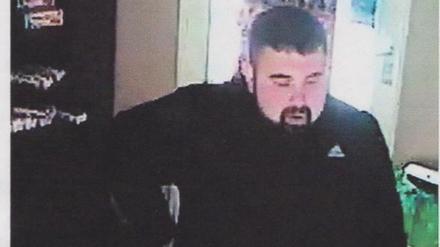 Dieser Mann soll im März 2017 den 26-Jährigen verletzt haben.