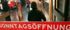 Das Berliner Verwaltungsgericht hat der Sonntagsöffnung von Geschäften mit einer Entscheidung vorerst einen Riegel vorgeschoben.