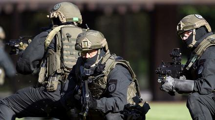 Polizisten der Antiterroreinheit GSG 9 2012 in Bonn während einer Vorführung vor dem ehemaligen Kanzleramt.