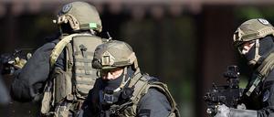 Polizisten der Antiterroreinheit GSG 9 2012 in Bonn während einer Vorführung vor dem ehemaligen Kanzleramt.