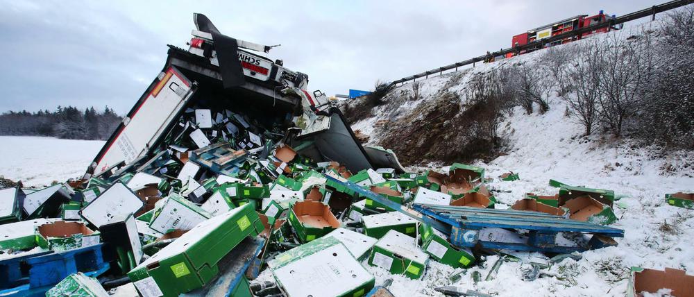 In Thüringen ist am Mittwoch ein mit Gurken beladener LKW von der Fahrbahn abgekommen. Der Fahrer blieb unverletzt.