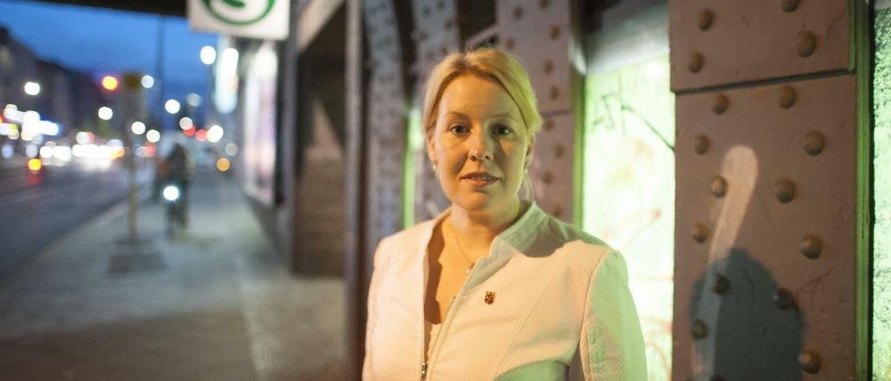 Neuköllns Bezirksbürgermeisterin Franziska Giffey am S-Bahnhof Neukölln.