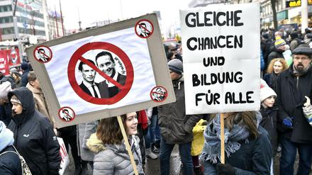 Aus Protest gegen die neue rechtskonservative Regierung in Österreich gingen mehrere tausend Menschen auf die Straße.