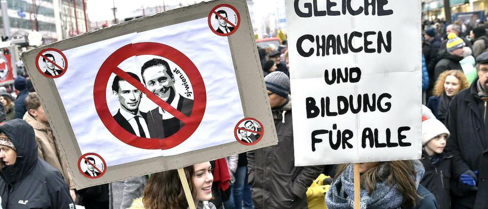 Aus Protest gegen die neue rechtskonservative Regierung in Österreich gingen mehrere tausend Menschen auf die Straße.