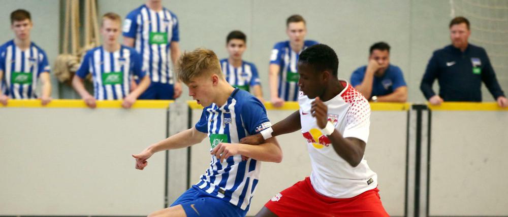 Spieler von Hertha BSC und Red Bull Salzburg beim Hallenturnier in Berlin-Marzahn. 