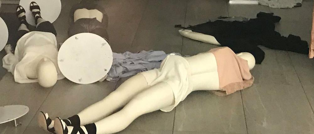 Demonstranten zerstörten in einem H&M-Laden in Sandton, Südafrika, die Auslage.