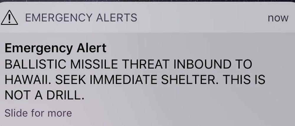 Handy-Display mit der Nachricht, die vor einer Raketen auf Hawaii warnt.
