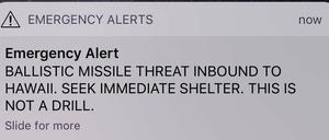 Handy-Display mit der Nachricht, die vor einer Raketen auf Hawaii warnt. 