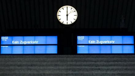 Wegen Sturmtief "Friederike" hat die Deutsche Bahn im ganzen Bundesgebiet den Fernverkehr eingestellt.