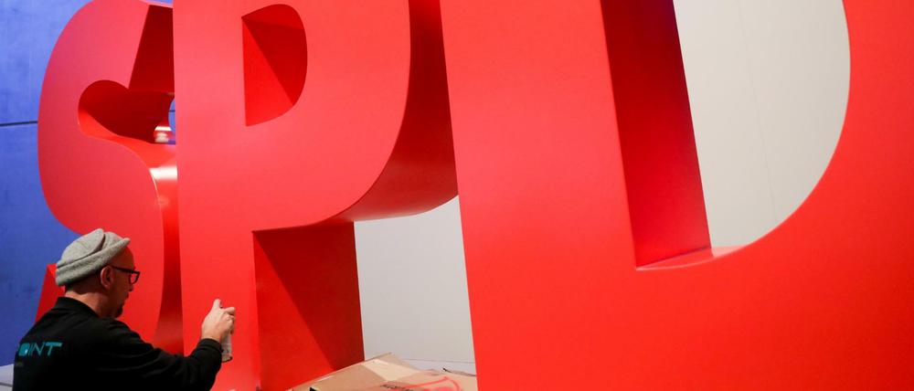 Neuer Lack: Das SPD-Logo wird frisch rot angesprüht. 