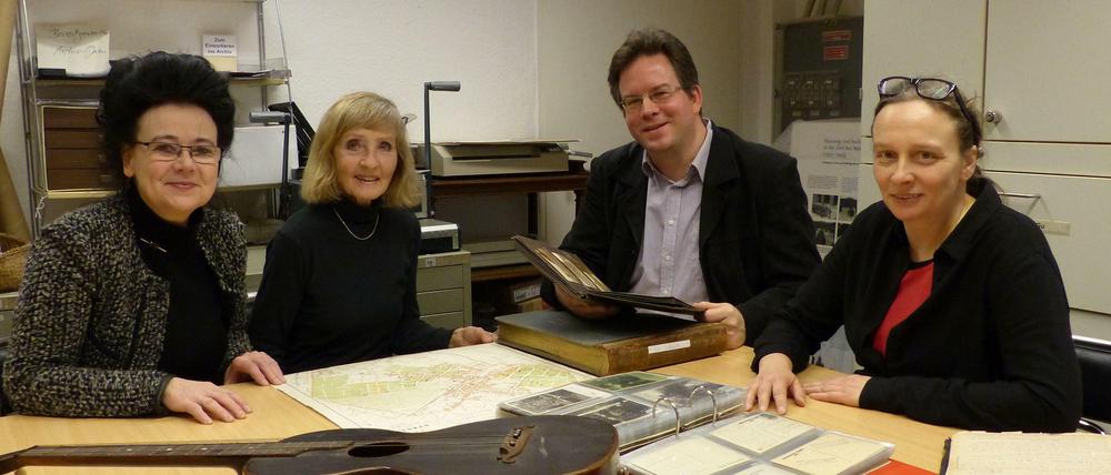 Gabriele Schuster, Monika Gesierich, Olaf Schlunke und Kerstin Seller im Archiv des Heimatvereines.
