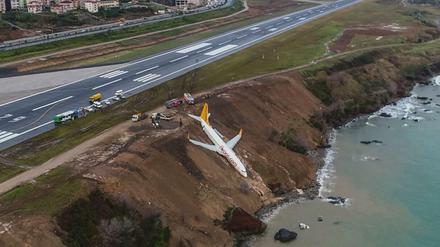 Knappe Sache: Das Flugzeug von Pegasus rutschte fast ins Meer. 