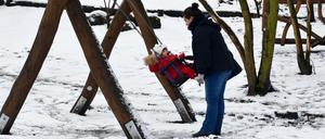 Winter in Berlin. Eine dünne Schneedecke lag am Dienstag im Volkspark Friedrichshain.  
