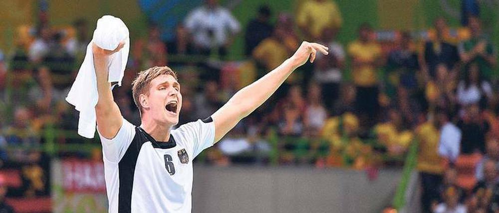 Ein Hüne für mehr Halt. Der 2,10 Meter große Finn Lemke ist vom Bundestrainer für die Handball-EM nachnominiert worden.