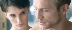 Affäre mit Zwillingen. Marine Vacht als Chloé mit Jérémie Renier, der beide männlichen Hauptrollen spielt.