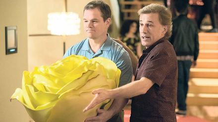 Gruß aus der alten Welt. Matt Damon als Winzling Paul Safranek und Christoph Waltz als Liliput-Playboy. 