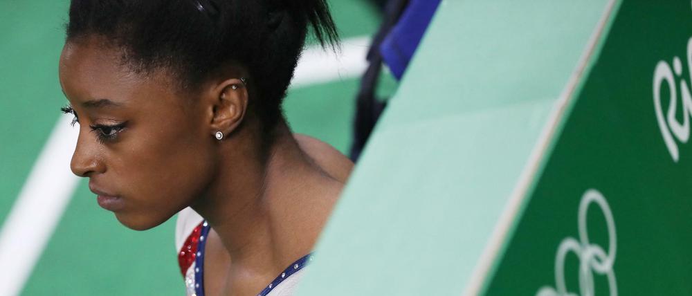 Auch die US-amerikanische Turn-Olympiasiegerin Simone Biles hat ihrem ehemaligen Teamarzt Larry Nassar sexuellen Missbrauch vorgeworfen. «Ich habe keine Angst mehr, meine Geschichte zu erzählen», teilte die 20-Jährige via Instagram mit. «Ich bin auch eine der vielen Überlebenden, die von Larry Nassar sexuell missbraucht wurden.»