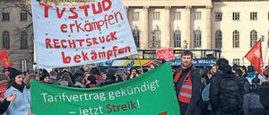 Unter Protest. Studierende am Dienstag vor der Humboldt-Universität. Die Löhne für studentische Beschäftigte sind in Berlin seit 2001 nicht angehoben worden.