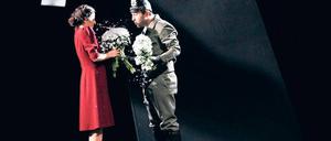 Sesede Terziyan als Verkäufein Elisabeth und Taner Şahintürk als Polizist Alfons Klostermeyer.