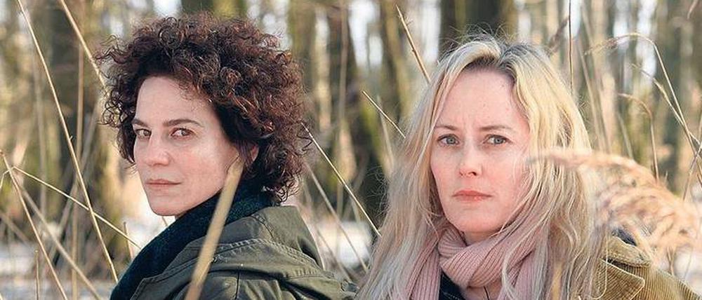 Mystery im Teufelsmoor. Inga (Silke Bodenbender, rechts, mit Bibiana Beglau) kehrt zur Beerdigung des Vaters ins Heimatdorf zurück.