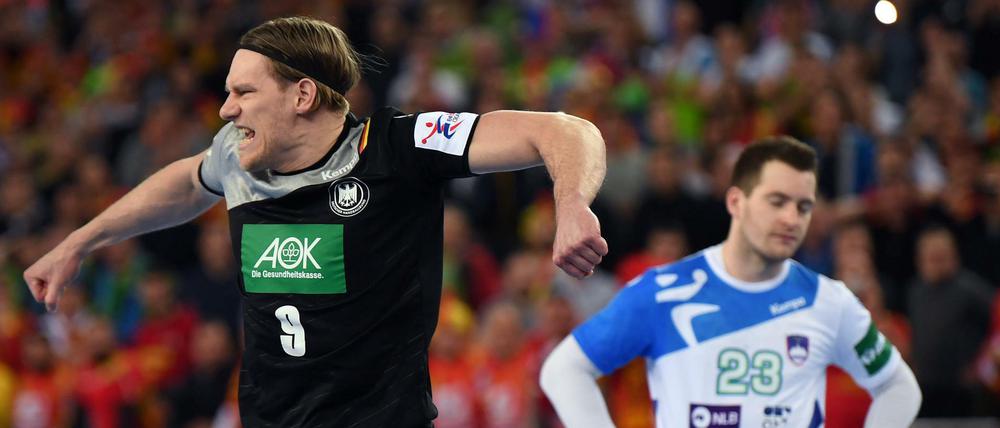 Des einen Jubel ist des anderen Leid: Tobias Reichmann (l) jubelt nach Spielende über seinen Treffer zum 25:25 Endstand. Sloweniens Miha Zarabec lässt den Kopf hängen. 