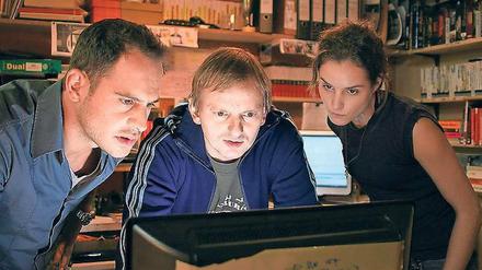 Dein Fernseher lügt. Im Kinofilm „Free Rainer“ mit Moritz Bleibtreu (links) wurden Quotenmessgeräte in deutschen Haushalten manipuliert. TV-Dokus, Diskussionen und Arthouse-Filme wurden so plötzlich zu Publikumslieblingen. 