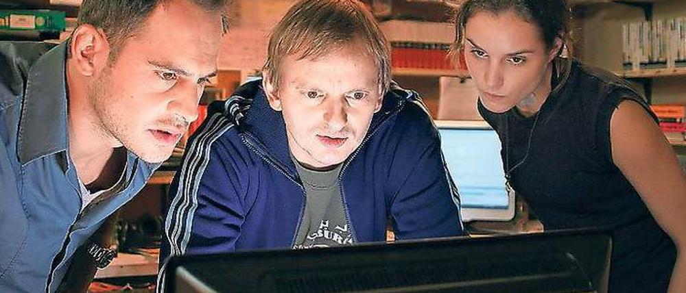 Dein Fernseher lügt. Im Kinofilm „Free Rainer“ mit Moritz Bleibtreu (links) wurden Quotenmessgeräte in deutschen Haushalten manipuliert. TV-Dokus, Diskussionen und Arthouse-Filme wurden so plötzlich zu Publikumslieblingen.