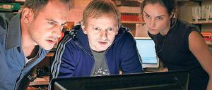 Dein Fernseher lügt. Im Kinofilm „Free Rainer“ mit Moritz Bleibtreu (links) wurden Quotenmessgeräte in deutschen Haushalten manipuliert. TV-Dokus, Diskussionen und Arthouse-Filme wurden so plötzlich zu Publikumslieblingen. 