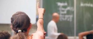 Ist Lehrtätigkeit eine Hoheitsaufgabe? Um diese Frage geht es unter anderem vor dem Bundesverfassungsgericht.