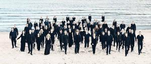 Das Estonian Festival Orchestra am Strand des Seebads Pärnu. 