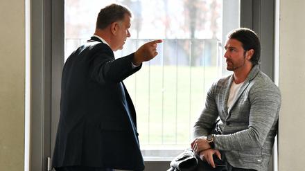 Der frühere Bundesliga-Torhüter Heinz Müller (r) und sein Anwalt Horst Kletke (l) sprechen vor Verhandlungsbeginn am Bundesarbeitsgericht miteinander. Das Gericht verhandelt über die Rechtmäßigkeit befristeter Arbeitsverhältnisse im Profifußball. 