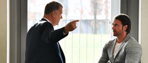 Der frühere Bundesliga-Torhüter Heinz Müller (r) und sein Anwalt Horst Kletke (l) sprechen vor Verhandlungsbeginn am Bundesarbeitsgericht miteinander. Das Gericht verhandelt über die Rechtmäßigkeit befristeter Arbeitsverhältnisse im Profifußball.