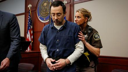 Gegen Larry Nassar laufen über 130 Anklagen. Der frühere Mannschaftsarzt der US-Turnerinnen soll sich an den Mädchen sexuell vergangenen haben. 